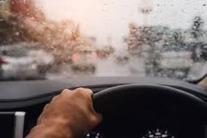 Cara Membersihkan Kaca Mobil Toyota